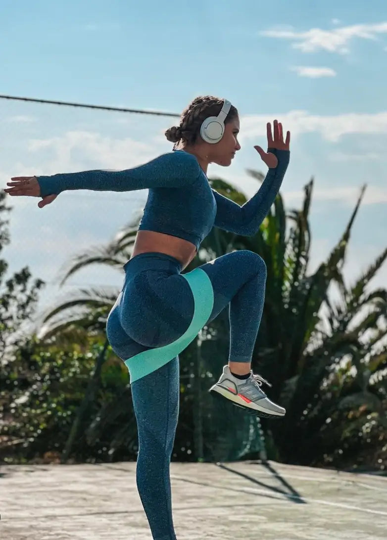 woman doing workout with botthms hip resistance band